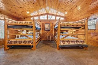 Bear Path Lodge - HotTub, Pool Table, Arcade Machine, Fireplace - Minutes to Downtown Gatlinburg - Gatlinburg - 3
