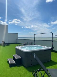 Royal Lakeside Apartment - 8