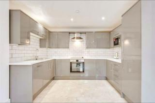 Apartment With Free Gated Parking WITH 50 Percent Off for Monthly Stays - Liverpool - 0