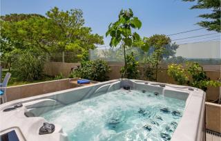 Stunning Home In Rab With Jacuzzi - Rab - 2