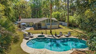Designer Decorated - Golf Course Views - LARGE Private Pool & Spa - 28 Woodbine Pl - Hilton Head Island - 0