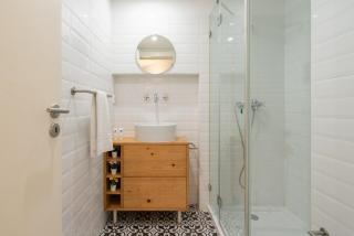 Host Wise - Large Colourful Flats - Ace Location - 4