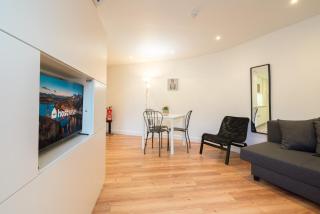 Host Wise - Large Colourful Flats - Ace Location - 3