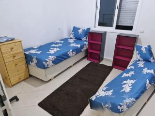 شقة سفلية ذات شرفتين تهوية ممتازة 2 بيوت صالون مطبخ حمام وايفاي تجزئة قواسم طنجة - 6