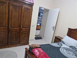 شقة سفلية ذات شرفتين تهوية ممتازة 2 بيوت صالون مطبخ حمام وايفاي تجزئة قواسم طنجة - 1