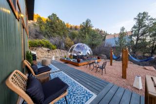 Cozy Cabin and Stargazing Dome Bedroom Deck BBQ Hammocks - Glendale - 8
