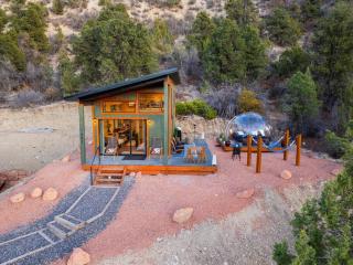 Cozy Cabin and Stargazing Dome Bedroom Deck BBQ Hammocks - Glendale - 6