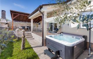 Nice Home In Valbandon With Jacuzzi - Valbandon - 0