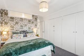 2-Bed spacious Flat-2-minute walk to tube station - 4