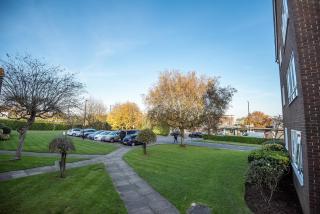 2-Bed spacious London Flat - East Barnet - 2