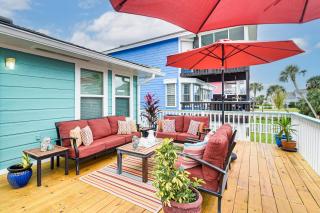 Steps to Beach Home with Deck in Galveston! - Galveston - 0