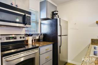 Pet Friendly Apt w Pool Minutes from Zilker Park in Austin - Austin - 2