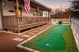 LeMay Haus - Fire Pit, Heated Pool & Close to Main - 0