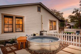 LeMay Haus - Fire Pit, Heated Pool & Close to Main - 9