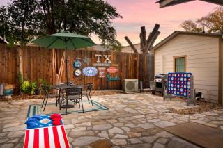 LeMay Haus - Fire Pit, Heated Pool & Close to Main - 8