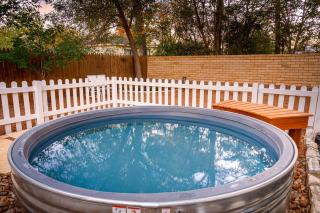 LeMay Haus - Fire Pit, Heated Pool & Close to Main - 7