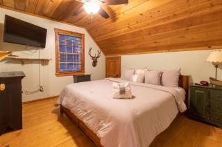 Cozy Cabin Smoky Mountains - Hot tub, pool, & golf - 8