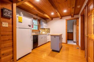 Cozy Cabin Smoky Mountains - Hot tub, pool, & golf - 4