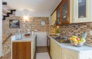 Beautiful Home In Putini With Kitchen - Šorići - 3