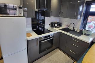 Town Centre Modern 1 Bed self-contained Apartment - 0