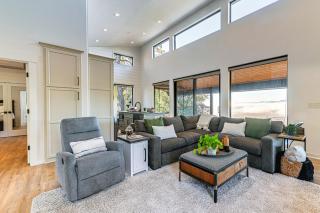 Dreamy Hilltop View Roseburg Retreat with Hot Tub! - 4