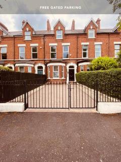 4BR Spacious Home- 5 Mins to City- Free Secure Parking - Belfast - 0