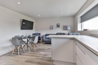 Newly Renovated 3 Bed 2 Bath Apartment & Parking - 2