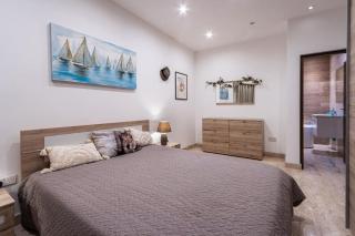 Stunning Luxury 3 Bedroom Apartment - 2