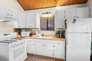 Cozy Cabin - Quiet Area, Fireplace, Smart TV, Fenced Yard - Big Bear City - 3