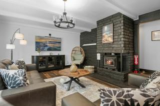 Dream Moon House - Great Location, Hot Tub, Game Room, Pool Table, Air Hockey, Foosball - 8