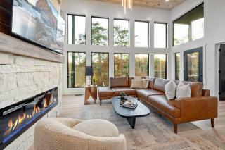 Luxury 3 Br Cabin Indoor Pool Hot Tub Fire Pit - 1