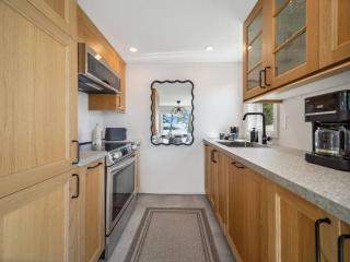 Charming Lakefront Cottage with Sauna, Fire Table & Sunset Views - 9