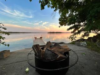 Charming Lakefront Cottage with Sauna, Fire Table & Sunset Views - 8