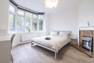 Astrid Room - Kingsize minimalist room in Luton - 0