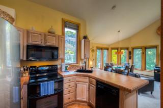 Centrally Located in Town, This 2 Bed and 2 Bath Manitou is a Must See - 3