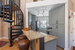 Fabulous condo close to Chair lifts 1 and 10 in Meadows Area - 7