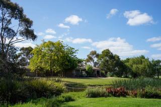 Charming Garfield Farm Stay 4BR Holiday Villa - Bunyip - 2
