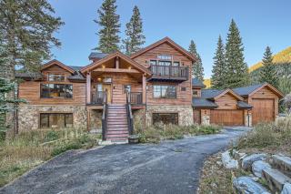 NEW LISTING! Peaks Paradise home - 2