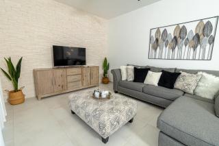 Elegant 2 Bedroom Apartment with Pool - La Laguna - 9