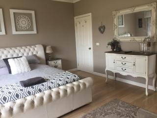 Private Bedroom in Modern Farm Homestead - 9