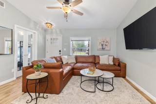 Sunny Retreat Near Downtown & Beaches - 9