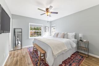 Sunny Retreat Near Downtown & Beaches - 5