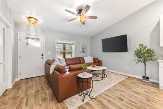 Sunny Retreat Near Downtown & Beaches - 1