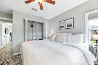 Sunny Retreat Near Downtown & Beaches - 8