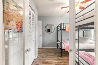 Sunny Retreat Near Downtown & Beaches - 4