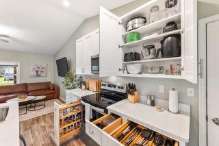 Sunny Retreat Near Downtown & Beaches - 6