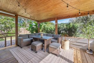 Sunny Retreat Near Downtown & Beaches - 2