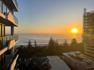 Burleigh Beach 1 bed Top Location - 8
