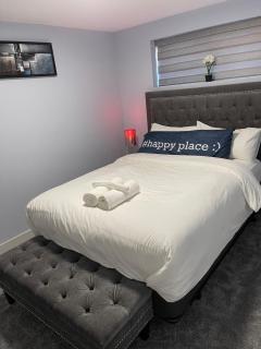 The Cozy Cove - Modern Private Basement Suite with Comfort & Charm, Free Parking, WiFi, Netflix Close to airport & 18 minutes to West Edmonton Mall - 2