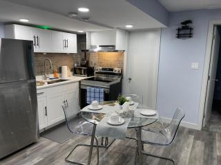 The Cozy Cove - Modern Private Basement Suite with Comfort & Charm, Free Parking, WiFi, Netflix Close to airport & 18 minutes to West Edmonton Mall - Edmonton - 0
